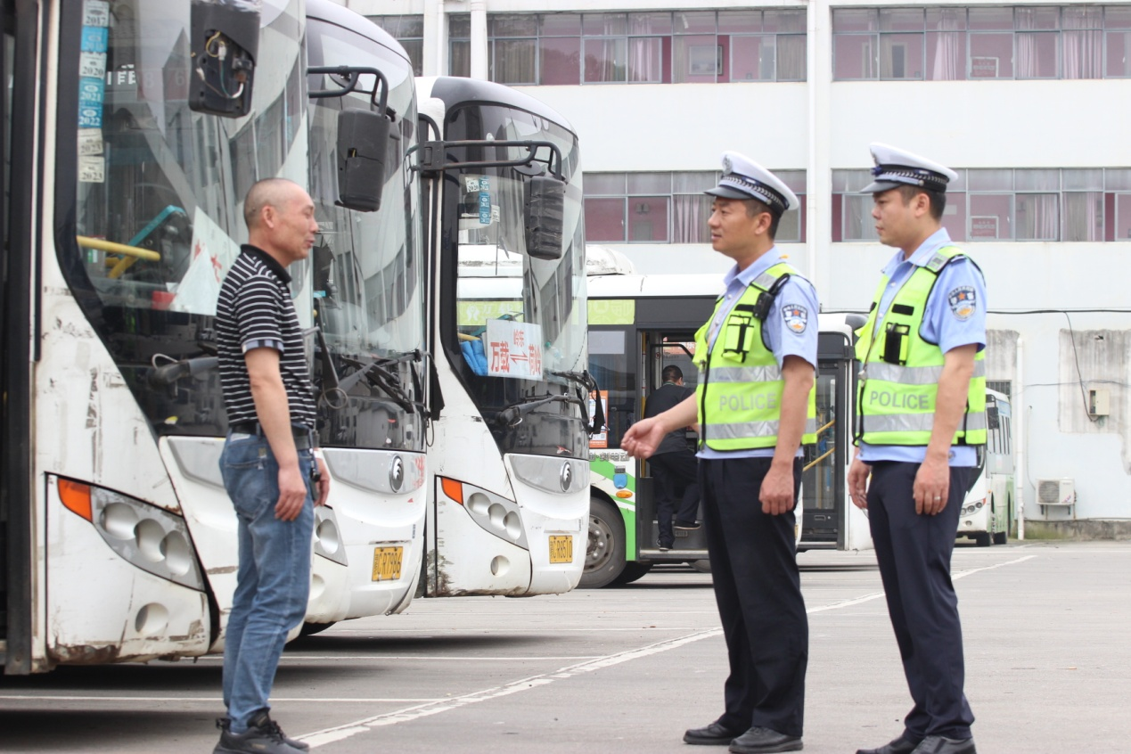 万载交警 “三企联查” 拧紧客运安全阀